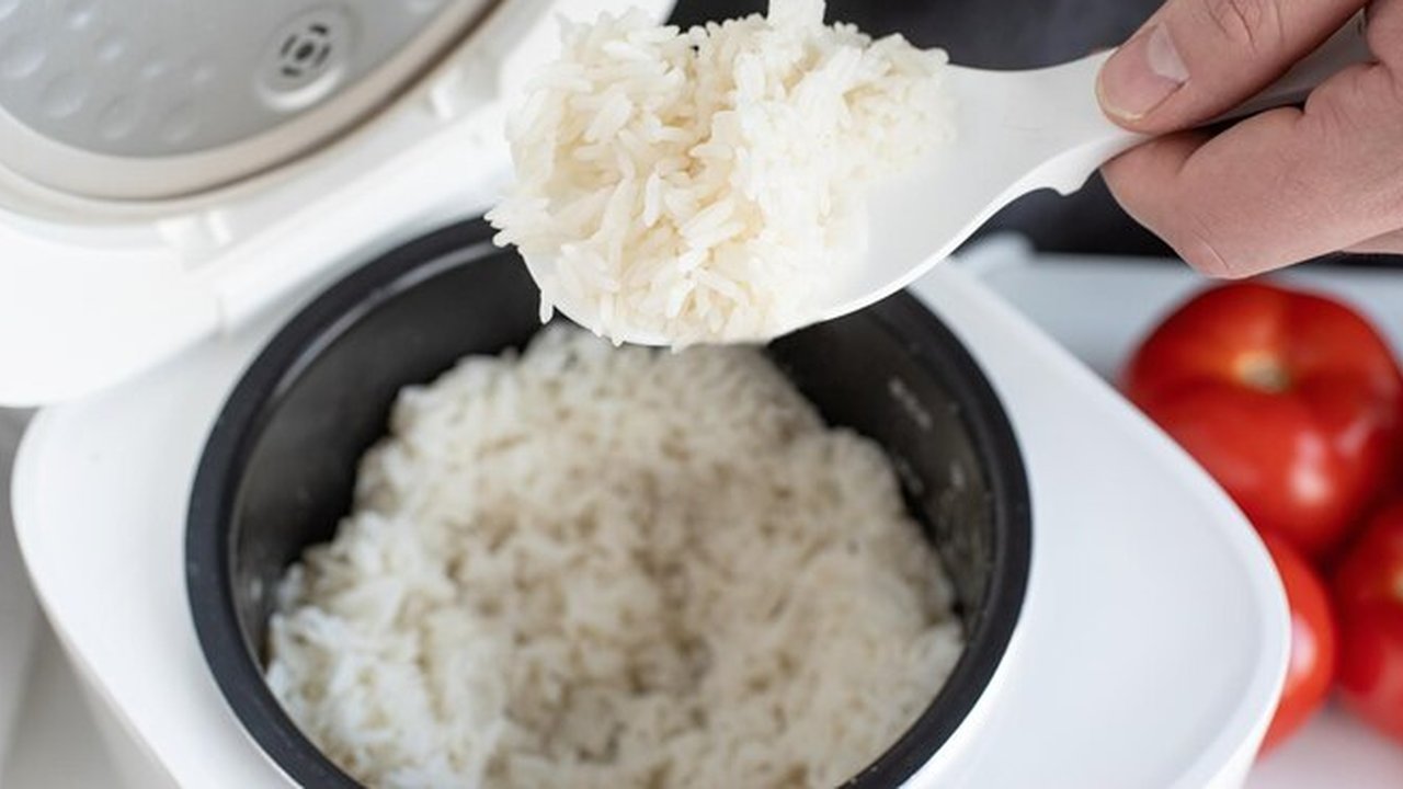 Ilustrasi nasi di rice cooker.