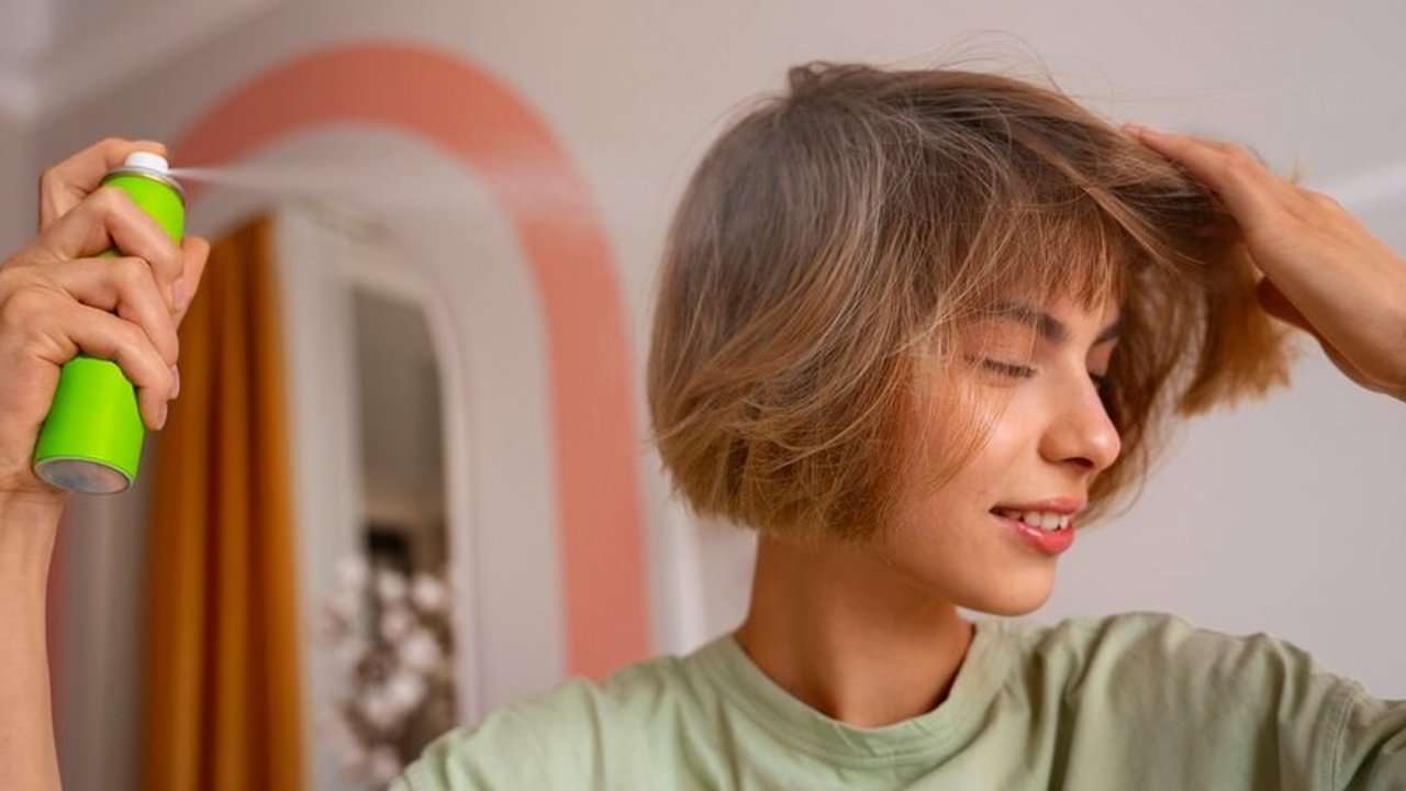 Ilustrasi Pakai Hairspray