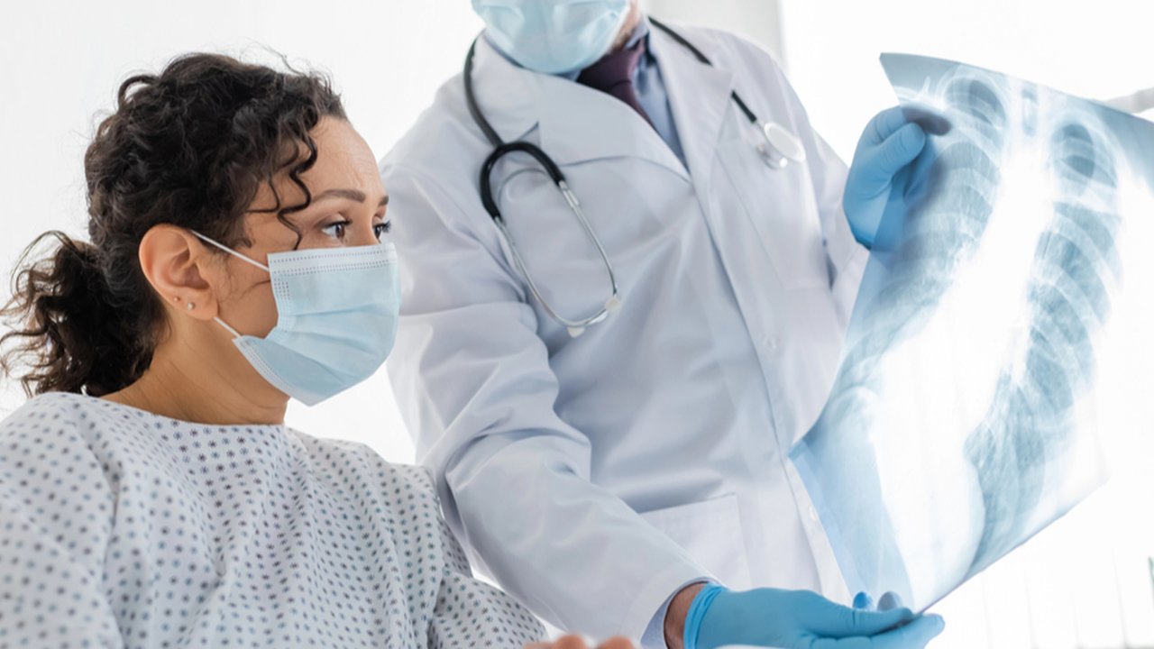 Ilustrasi pasien melihat rontgen paru-paru.