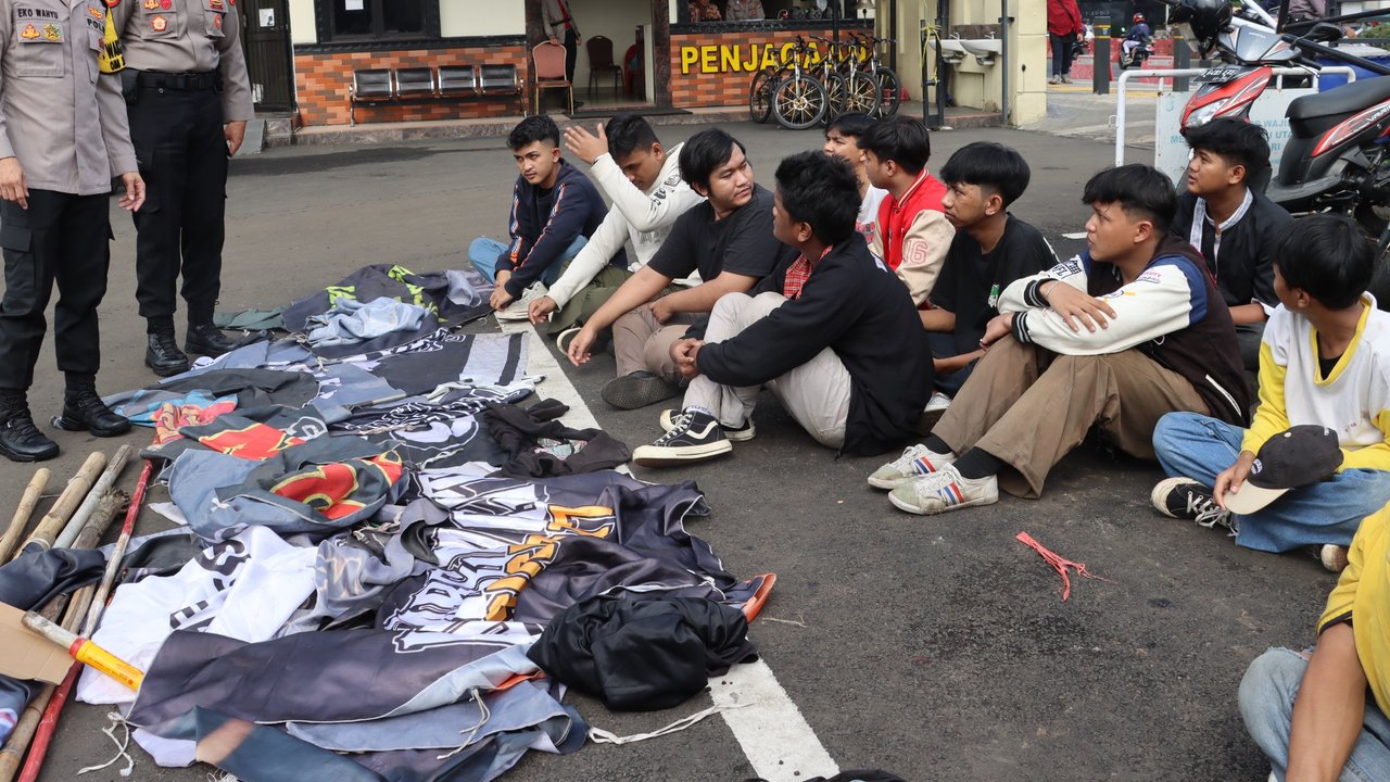 Puluhan remaja yang hendak tawuran dengan modus sahur on the road (SOTR) diamankan di Polres Metro Depok. Lima orang di antaranya dinyatakan positif mengonsumsi narkoba. (Liputan6.com/Dicky Agung Prihanto)