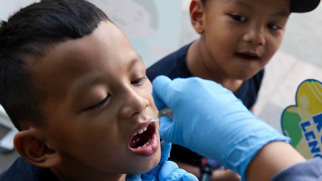 Tenaga kesehatan dari Puskesmas Menteng menggelar posko imunisasi Polio saat CFD di kawasan Bundaran HI, Jakarta, Minggu (8/9/2024).