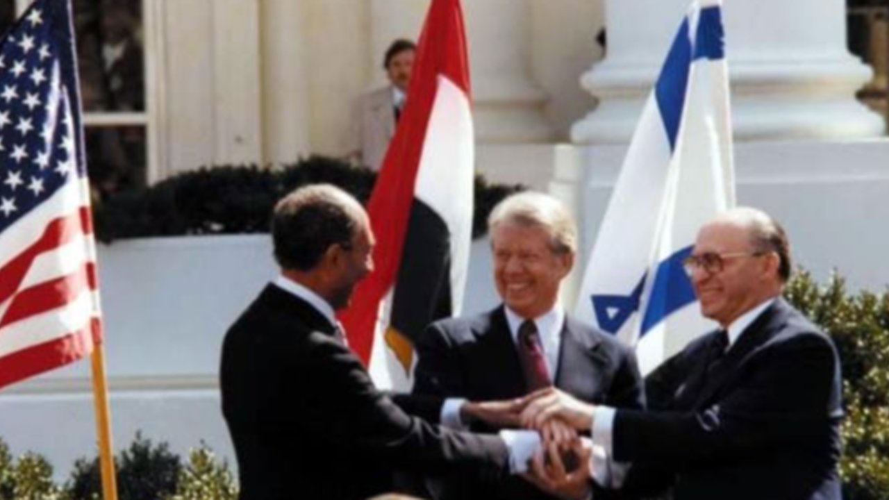 Presiden Anwar Sadat dan Perdana Menteri Israel Menachem Begin memberikan tepuk tangan selama sesi gabungan Kongres di Washington, D.C (Wikipedia/Public Domain)