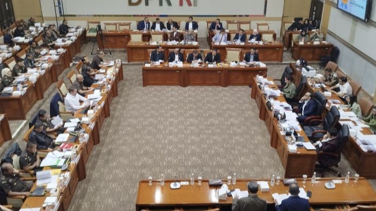 Penyidik Komisi Pemberantasan Korupsi (KPK) memeriksa satu orang pegawai negeri sipil (PNS) dan satu orang nakhoda kapal sebagai saksi penyidikan perkara ...