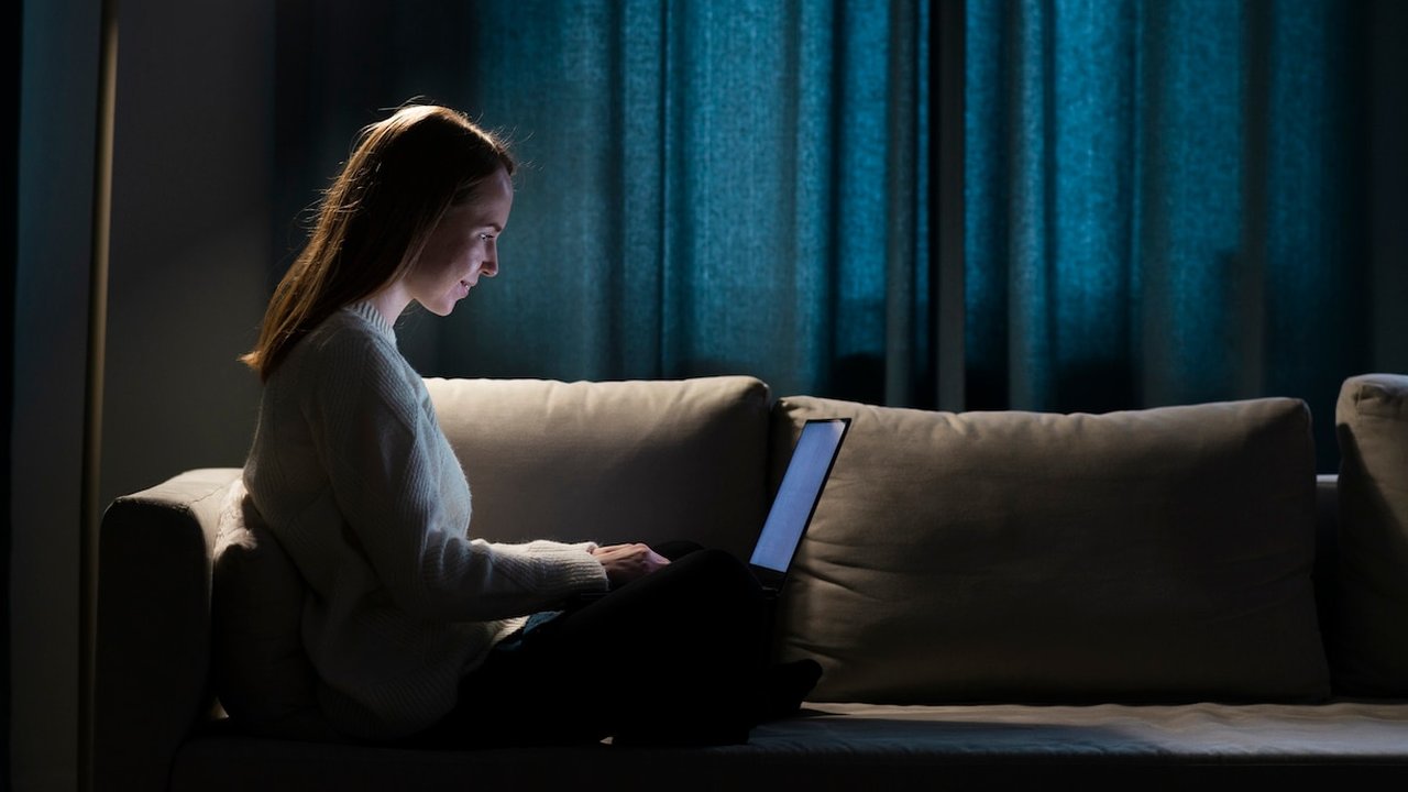 Ilustrasi Membaca Dalam Gelap