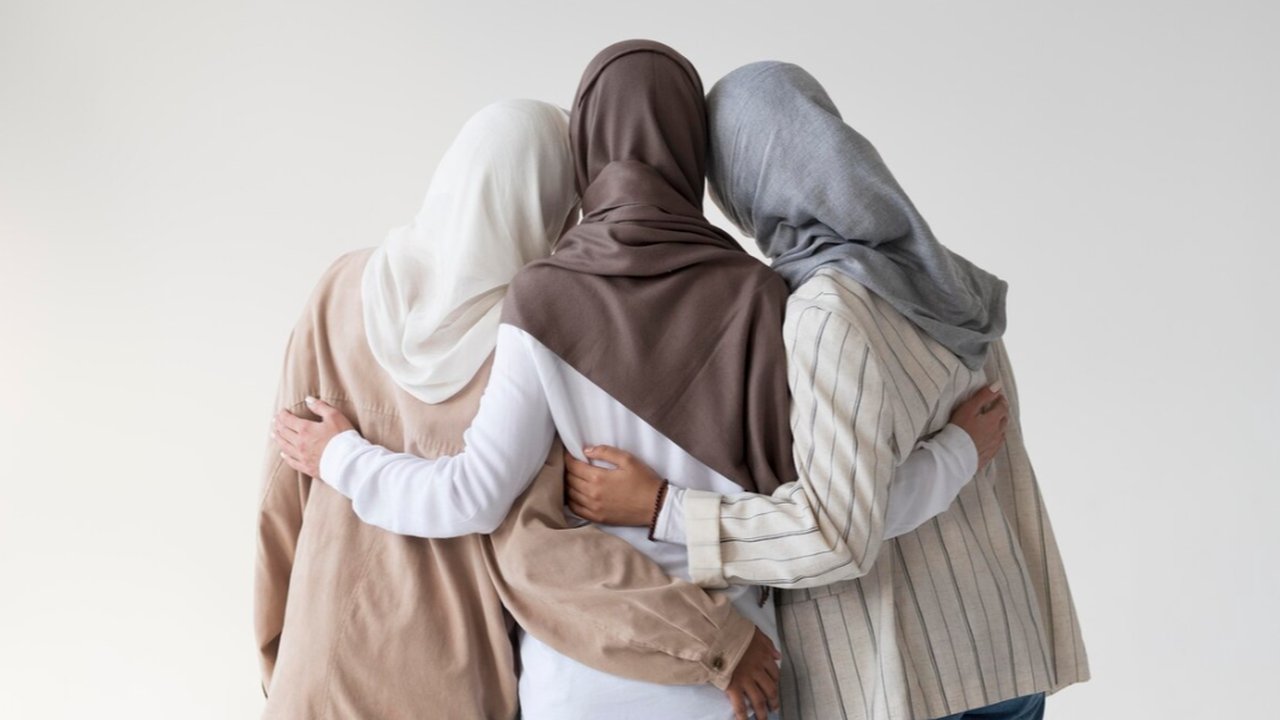 Rahasia Rambut Berkilau Meski Pakai Hijab, Simak Tips Ampuhnya!