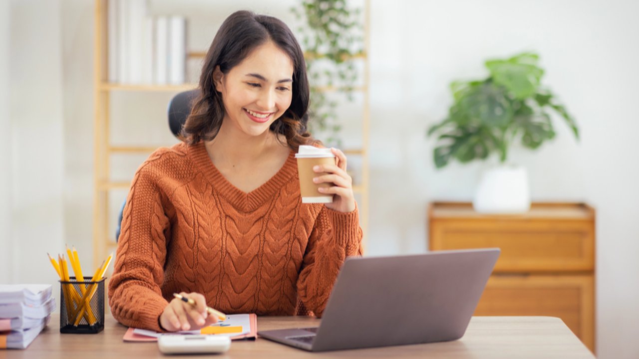 Ilustrasi perempuan merencanakan keuangan.