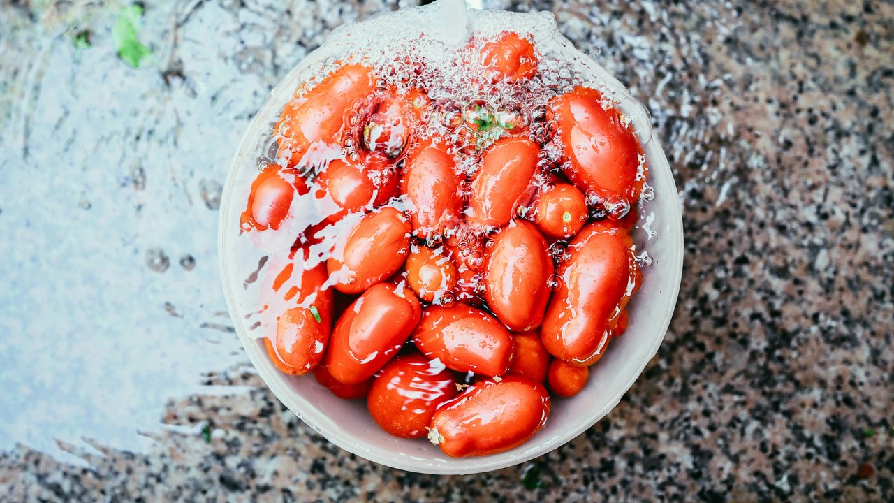 Mencuci Buah dan Sayur