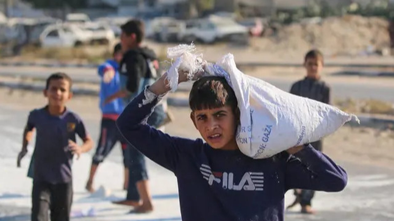 Warga Palestina berkumpul untuk membeli roti dari toko roti, di tengah konflik Israel-Hamas, di Khan Younis, di Jalur Gaza selatan 28 Oktober 2024.