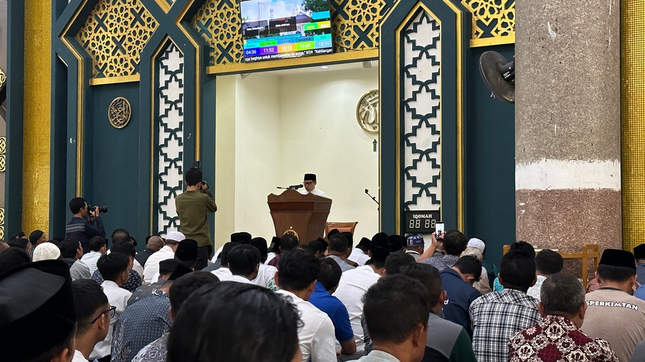 Cak Imin menjadi khatib sholat Jumat di Masjid Al Fathu Soreang, Bandung, Jawa Barat, Jumat (15/9/2023). (Liputan6.com/ Nanda Perdana Putra)