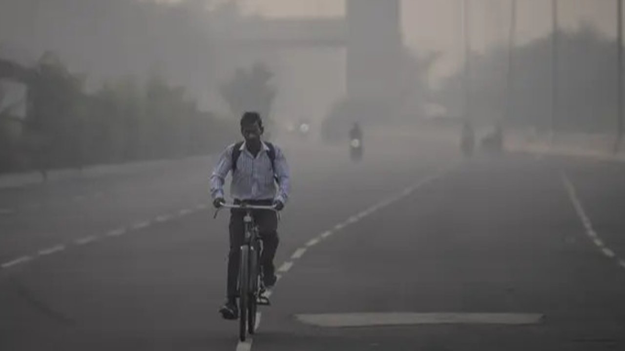 Pejalan kaki berjalan di sepanjang jalan dekat Gerbang India di tengah kabut asap tebal di New Delhi, Kamis (3/11/2022). Setiap musim dingin, udara dingin beserta asap dari petani yang membak