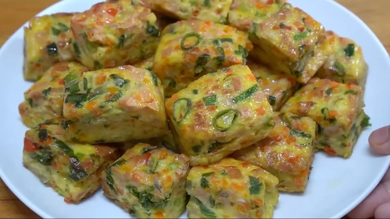 Telur Dadar Kukus Goreng (Credit: Youtube/tri pujis)