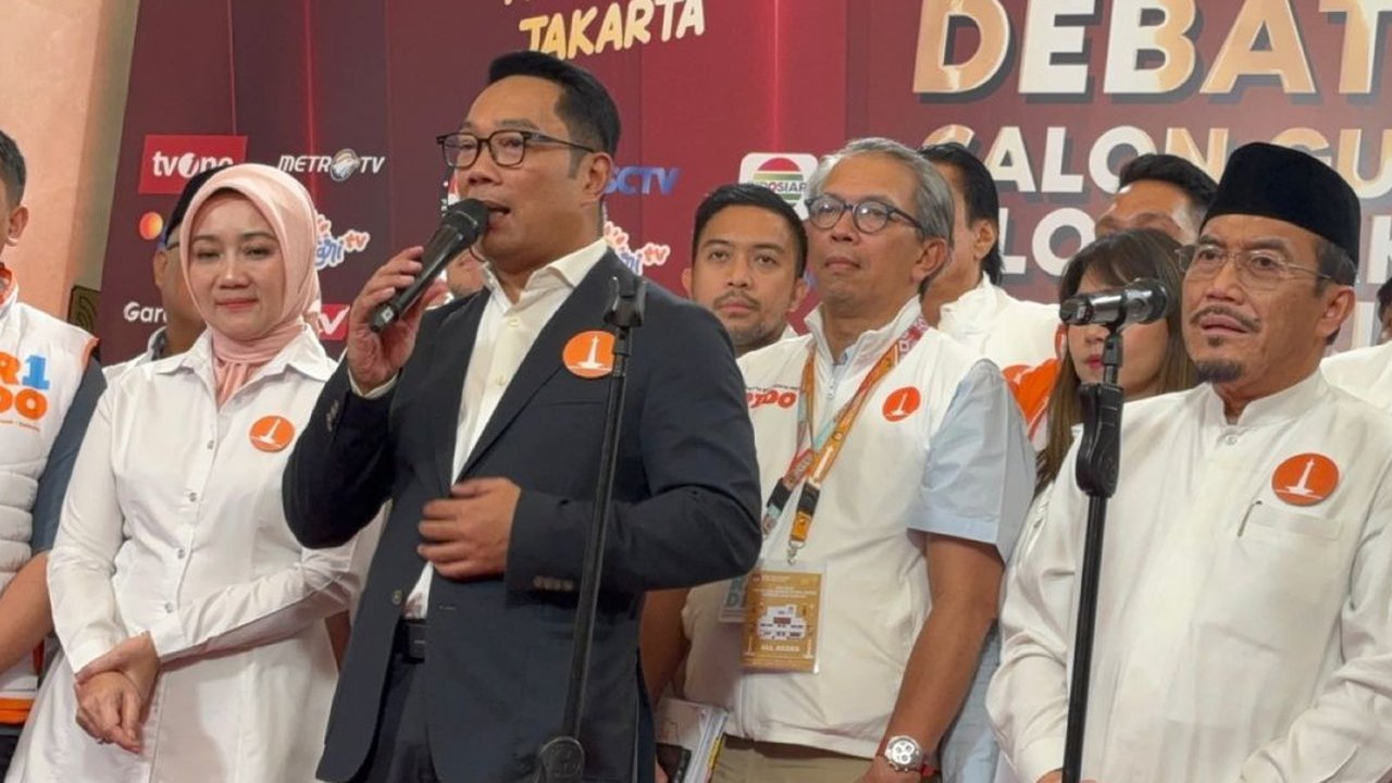 ANTARA - Calon Gubernur Jakarta Nomor Urut 1 Ridwan Kamil memberi tanggapan terkait idenya untuk memindahkan pusat kota Jakarta, termasuk balai kota, keluar ...