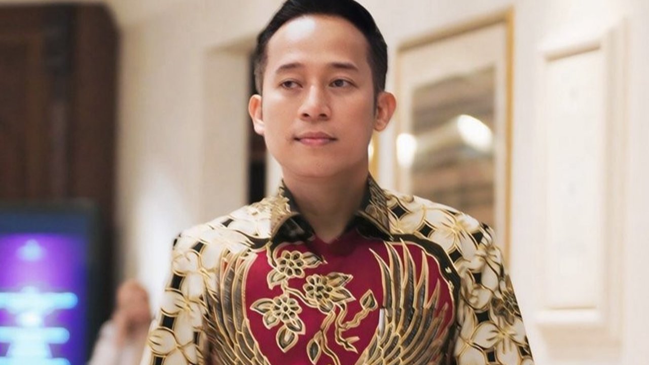 Belakangan ini, komedian sekaligus anggota DPR RI, Denny Cagur, kembali menjadi sorotan publik setelah sebelumnya tersangkut dalam kasus judi online. Dalam pemeriksaan yang dilakukan oleh pihak berwenang, Denny mengaku tidak mengetahui bahwa situs yang terlibat merupakan situs perjudian. Ia juga menegaskan bahwa ia telah menyerahkan sepenuhnya proses penyelidikan kepada pihak kepolisian dan siap mengikuti seluruh prosedur hukum yang ada.