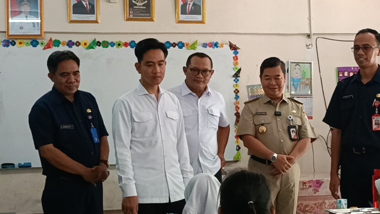 Gibran Tinjau Makan Bergizi Gratis di Slipi
