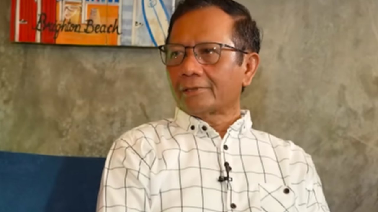 Menko Polhukam Hadi Tjahjanto memberi keterangan terkait pertemuan dengan Mahfud Md di Jakarta, Kamis (22/2/2024). (Liputan6.com/Angga Yuniar)