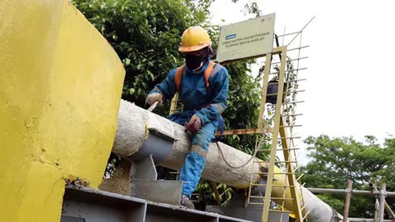 Pekerja merawat jaringan pipa gas milik Perusahaan Gas Negara (PGN) di Jakarta, Rabu (21/9/2016). (Liputan6.com/Helmi Afandi)