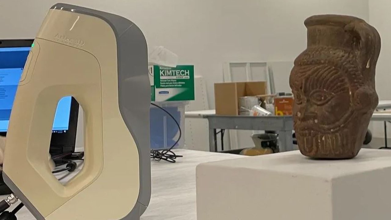 Vas bunga bergambar dewa Bes tempat ditemukannya ramuan halusinogen.