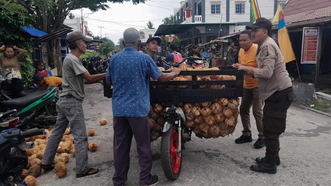 Polisi tolong ojek kelapa