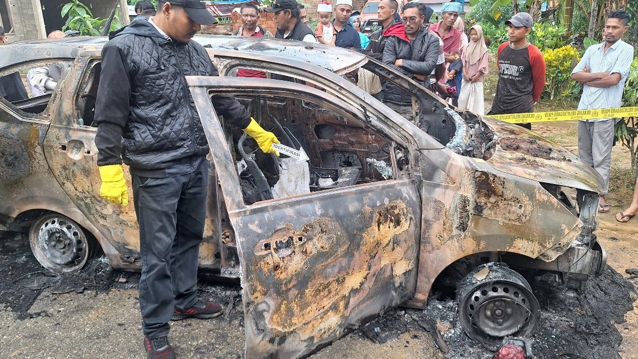 olah TKP mobil timses calon bupati di Aceh Timur dibakar
