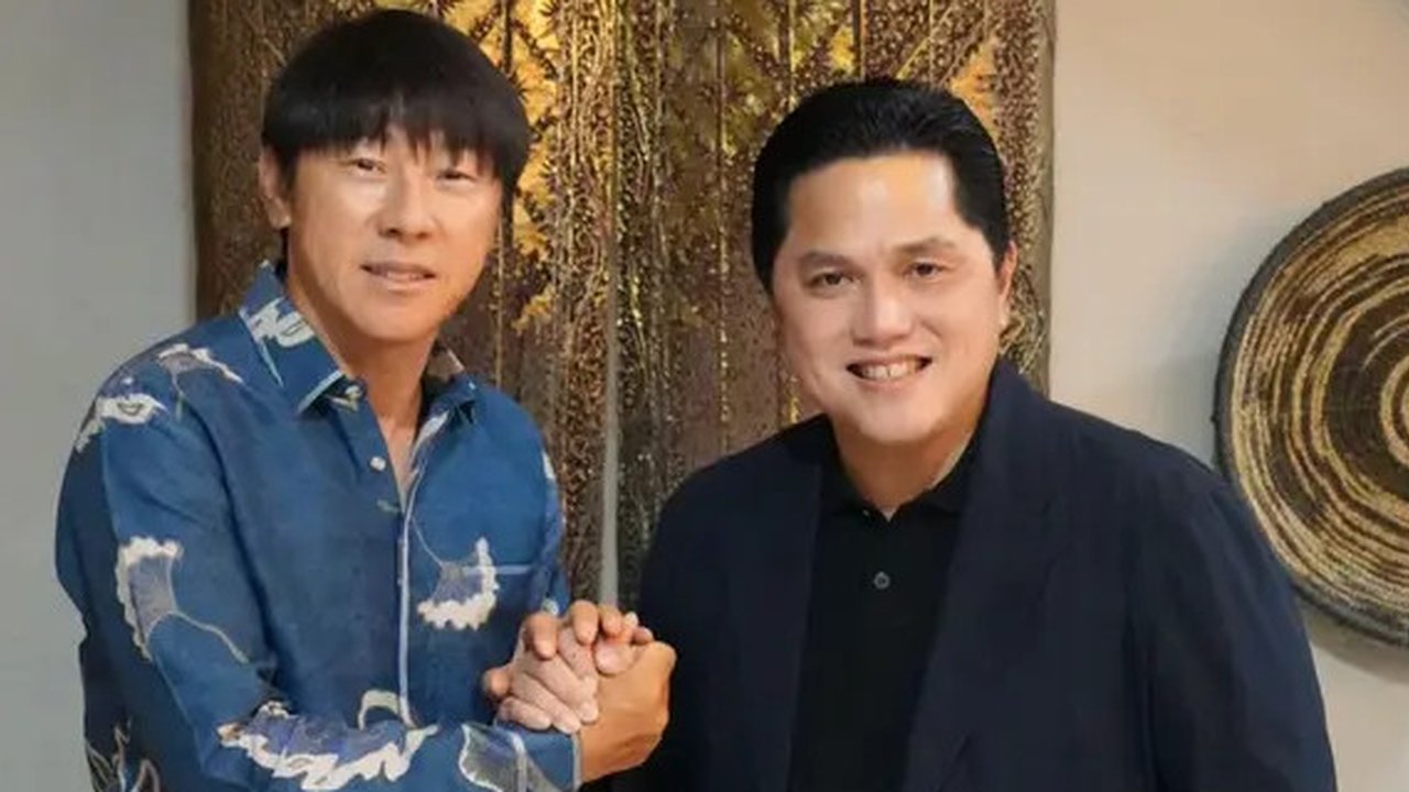 Ketua PSSI, Erick Thohir dengan pelatih Timnas Indonesia, Shin Tae-yong. (Bola.com/Dok.Instagram Erick Thohir).