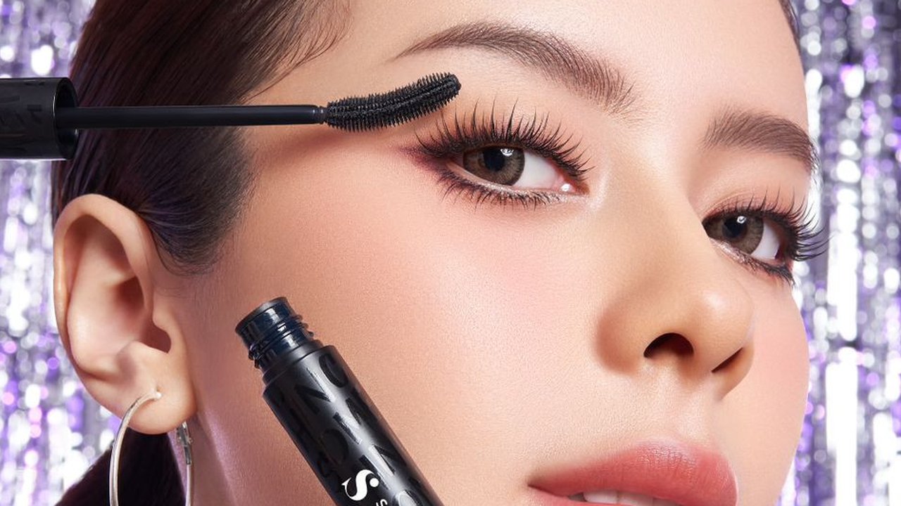 Tips cantik natural di hari Valentine dengan maskara lokal yang bikin bulu mata lentik dan natural (Somethinc)