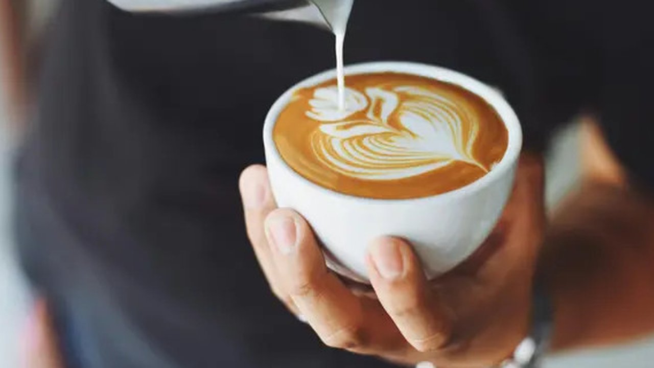 Ilustrasi Mengaplikasian Masker pada Kulit Wajah Credit: pexels.com/Ryne