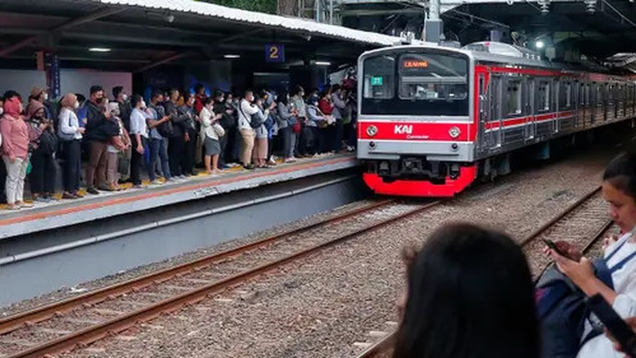 Penumpang menunggu kedatangan KRL Commuter Line di Stasiun Sudirman, Jakarta, Senin (12/6/2023). (Liputan6.com/Angga Yuniar)