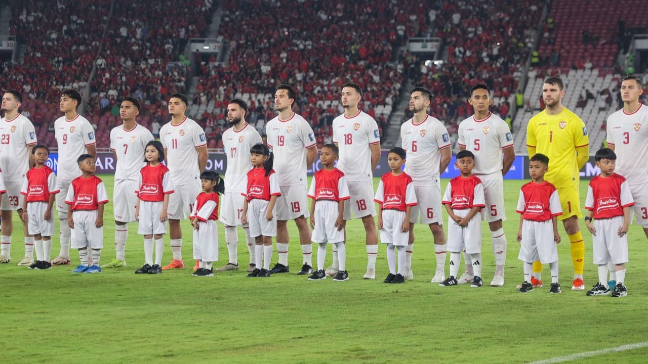 Bek Timnas Bahrain, Hamad Al-Shamsan, berebut bola dengan gelandang Timnas Australia, Riley McGree, dalam laga Kualifikasi Piala Dunia 2026 zona Asia di Bahrain National Stadium, Riffa, Rabu