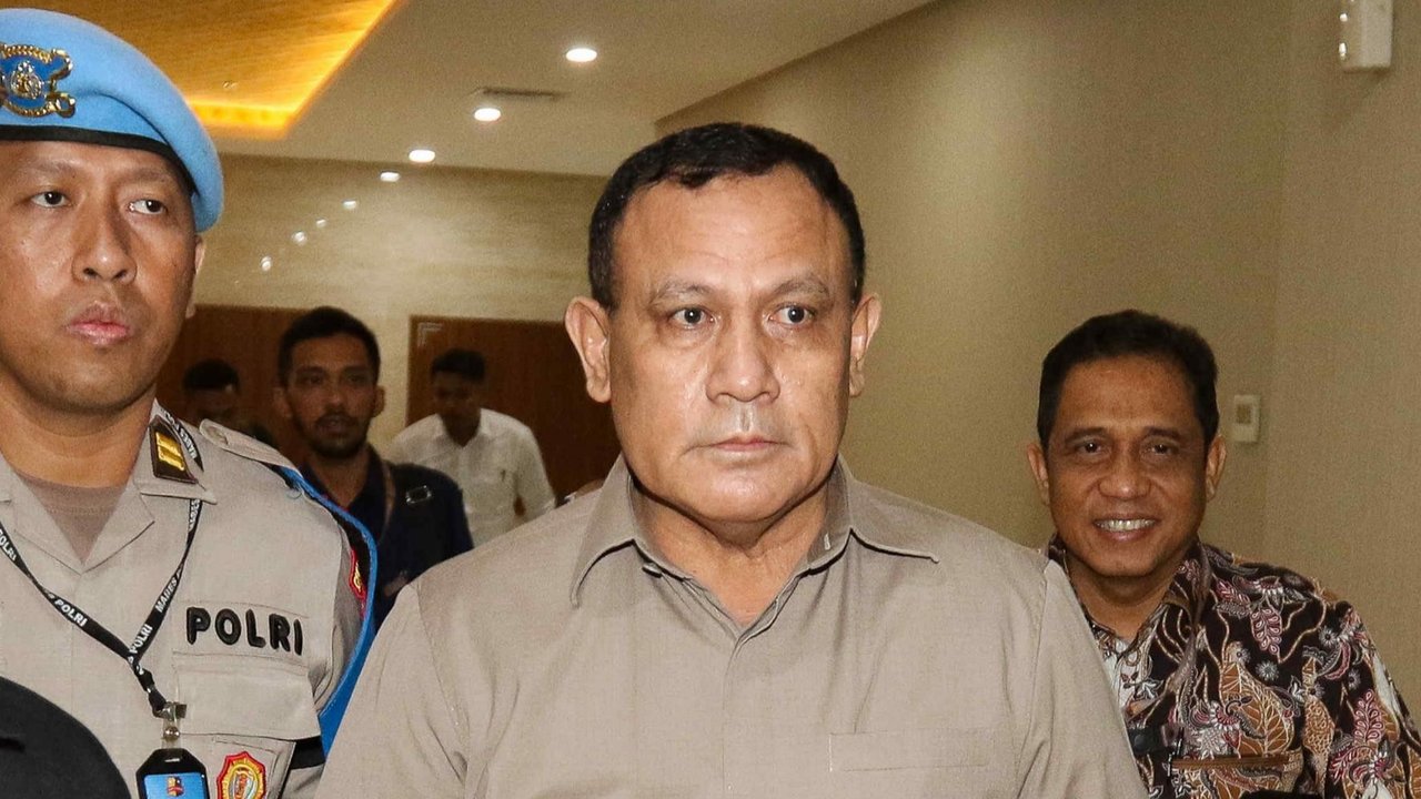 Ketua nonaktif KPK Firli Bahuri seusai menjalankan pemeriksaan di Bareskrim Polri, Jakarta, Rabu (27/12/2023). Firli di periksa di bareskrim polri selama 11 jam terkait kasus dugaan pemerasan eks Mentan Syahrul Yasin Limpo (SYL).