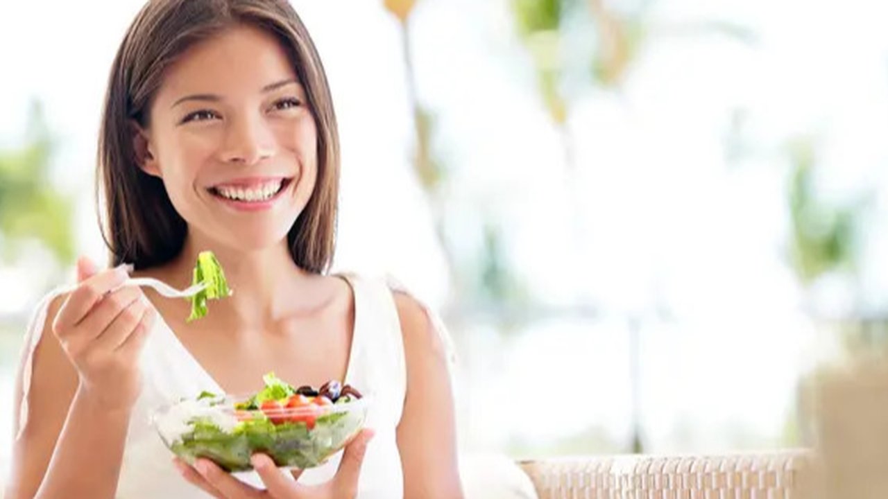 Ilustrasi memberi susu pada bayi dengan botol susu (pexels.com/Sarah Chai)