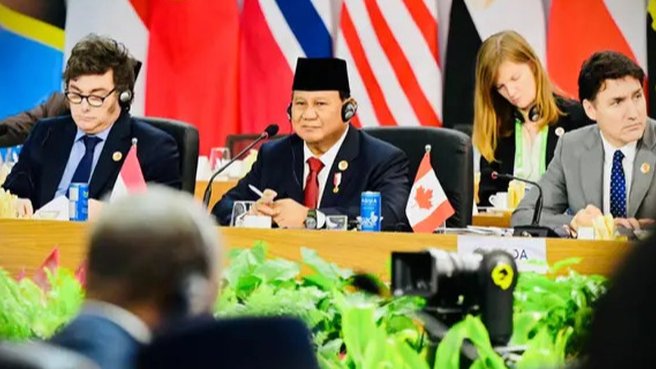 Presiden RI Prabowo Subianto menyempatkan diri menonton pertandingan Kualifikasi Piala Dunia 2026 Zona Asia antara Timnas Indonesia Vs Arab Saudi di tengah agenda kunjungan kenegaraan di Bras
