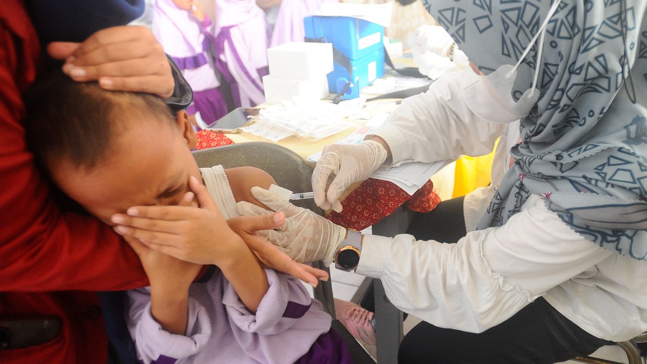 FOTO: Ragam Ekspresi Murid SD di Depok Disuntik Vaksin Difteri Tetanus
