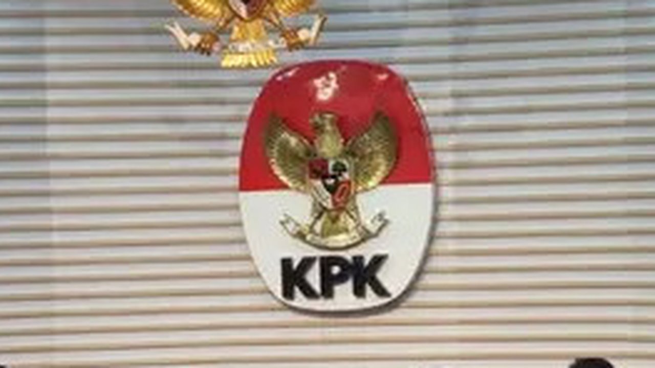 Gubernur Maluku Utara Abdul Gani Kasuba (peci) mengenakan rompi tahanan seusai menjalani pemeriksaan di Gedung Merah Putih KPK, Rabu (20/12/2023). (Liputan6.com/Herman Zakharia)