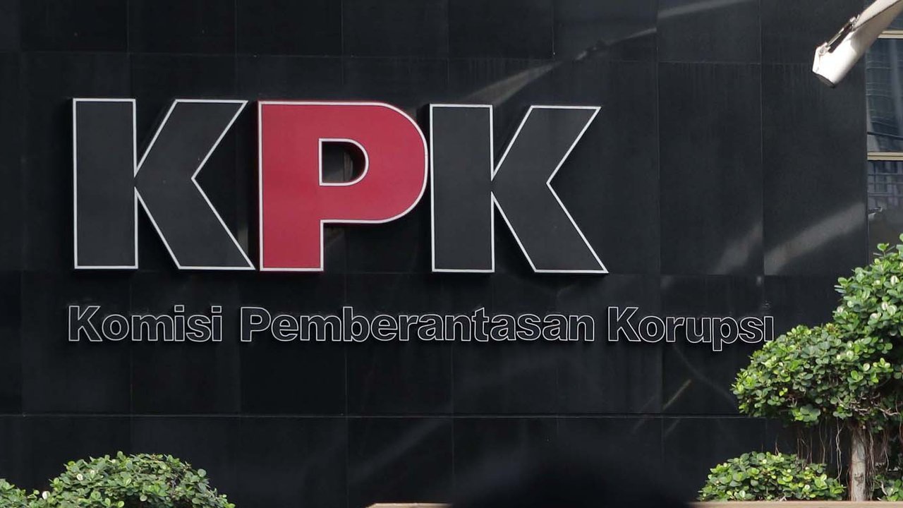 Petugas kepolisian bersiaga di jalan Kuningan Persada sekitar depan Gedung Merah Putih KPK, Jakarta, Selasa (1/6/2021). Pengamanan gedung KPK dan sekitarnya diperketat terkait upacara pelantikan pegawai KPK menjadi Aparatur Sipil Negara. (Liputan6.com/Helmi Fithriansyah)