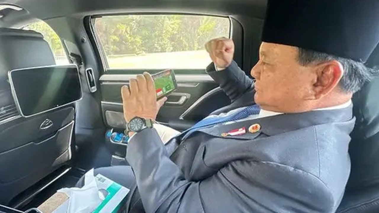 Presiden RI Prabowo Subianto menyempatkan diri menonton pertandingan Kualifikasi Piala Dunia 2026 Zona Asia antara Timnas Indonesia Vs Arab Saudi di tengah agenda kunjungan kenegaraan di Bras