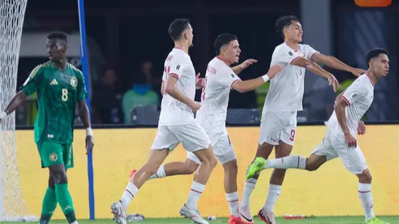 Pemain Timnas Indonesia merayakan gol yang dicetak oleh Marselino Ferdinan (kedua kiri) pada laga lanjutan putaran ketiga Grup C Kualifikasi Piala Dunia 2026 melawan Arab Saudi di Stadion