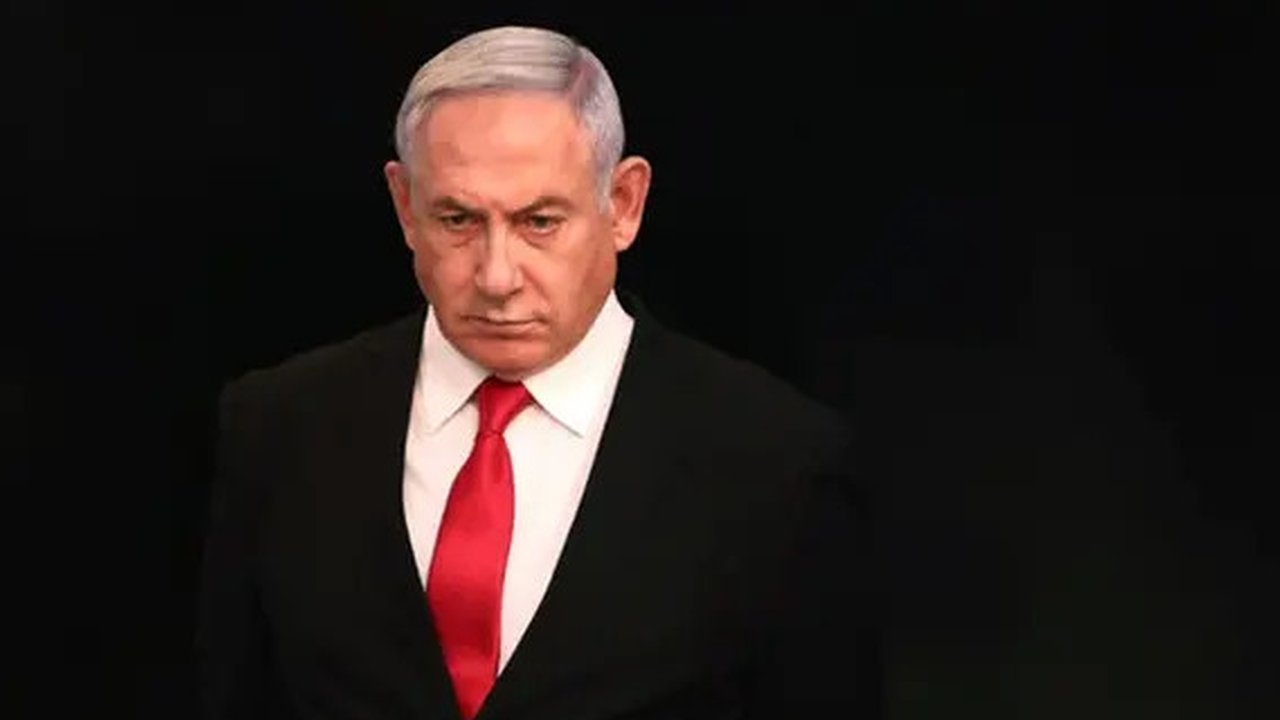 Perdana Menteri Benjamin Netanyahu berpidato dalam upacara peringatan serangan Hamas pada kalender Ibrani pada 7 Oktober 2023. [Gil Cohen-Magen/AFP]