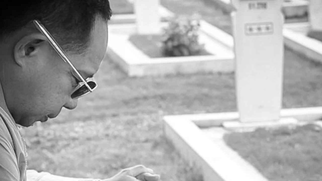 Panglima TNI Khusyuk Doa di Makam Sang Ayah