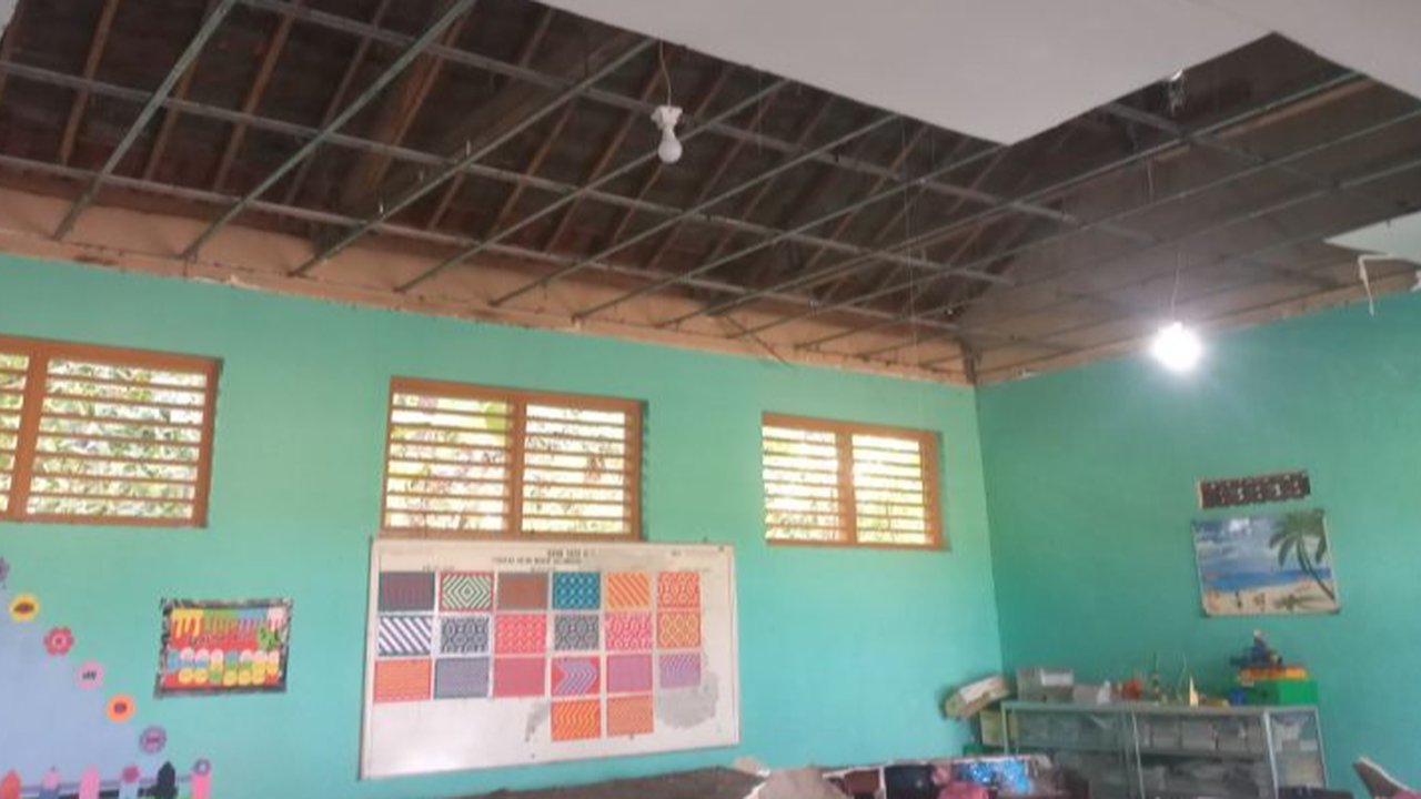 Siswa SD Tertimpa Plafon Kelas yang Ambrol