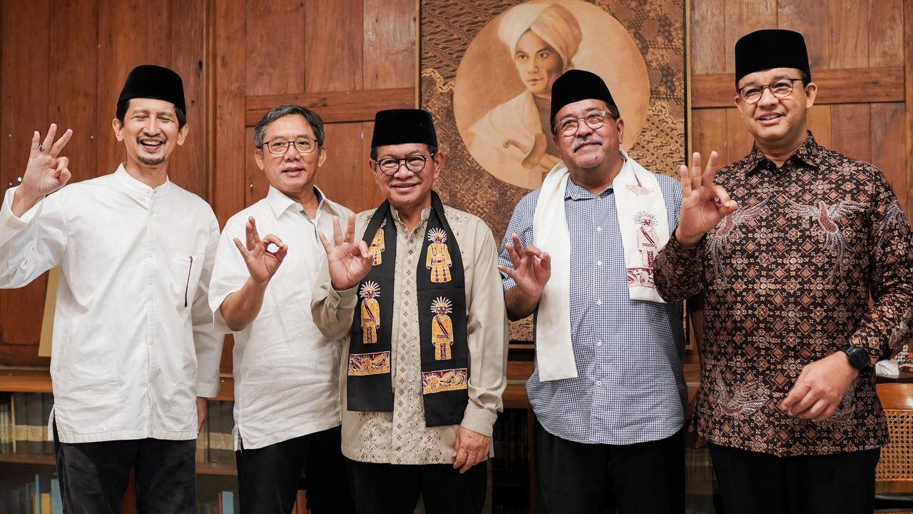 Calon gubernur dan calon wakil gubernur nomor urut 3, Pramono Anung-Rano Karno saat menyampaikan pandangan debat ketiga Pemilihan Kepala Daerah Jakarta 2024 di Golden Ballroom Hotel Sultan Jakarta, Minggu (17/11/2024). (Liputan6.com/Herman Zakharia)