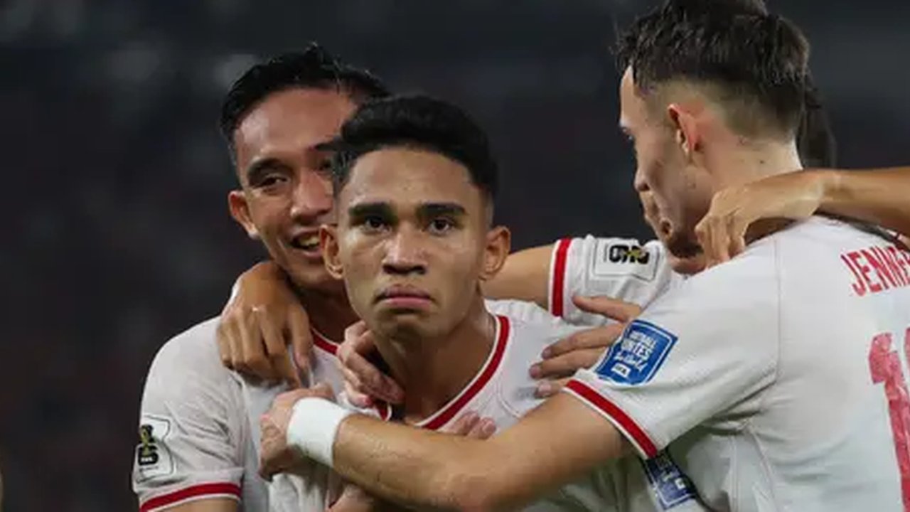 Pemain Timnas Indonesia, Rafael Struick (kiri) berebut bola dengan pemain Arab Saudi,Hassan Tambakti pada laga lanjutan putaran ketiga Grup C Kualifikasi Piala Dunia 2026 di Stadion Utama Gelora Bung Karno (SUGBK), Senayan, Jakarta, Selasa (19/11/2024). (Bola.com/Abdul Aziz)