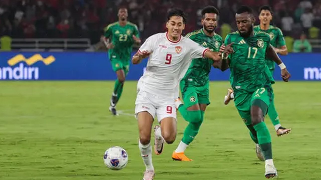 Gelandang Timnas Indonesia, Marselino Ferdinan, mencetak gol ke Gawang Arab Saudi pada matchday 6 Kualifikasi Piala Dunia 2026 Zona Asia di Stadion Utama Gelora Bung Karno (SUGBK), pada Selasa (19/11/2024) malam WIB. (Bola.com/Abdul Aziz)