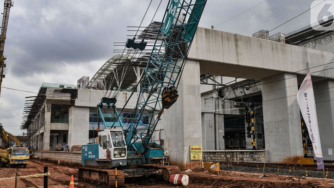 Aktivitas pekerja saat menyelesaikan pembangunan Stasiun Manggarai, Jakarta, Rabu (22/2/2023). Secara keseluruhan, pembangunan akan selesai pada 2025 di mana Stasiun Manggarai akan melayani Kereta Api Jarak Jauh (KAJJ) yang didesain untuk bisa melayani 1,2 juta sampai 2 juta penumpang per hari. (merdeka.com/Iqbal S Nugroho)