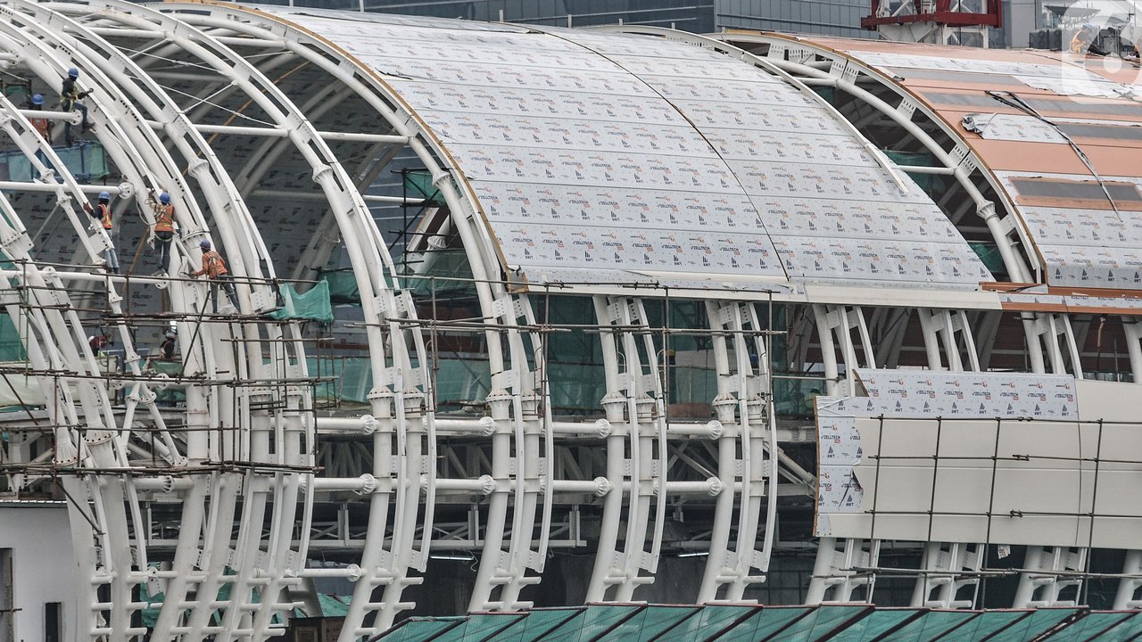 Pekerja menyelesaikan pembangunan stasiun Light Rail Transit (LRT) Dukuh Atas, Jakarta, Rabu (17/2/2021). Data per Januari 2021, pengerjaan prasarana LRT Jabodebek Tahap I telah mencapai 80,7 persen sehingga target beroperasi pada pertengahan 2022 akan tercapai. (merdeka.com/Iqbal S Nugroho)