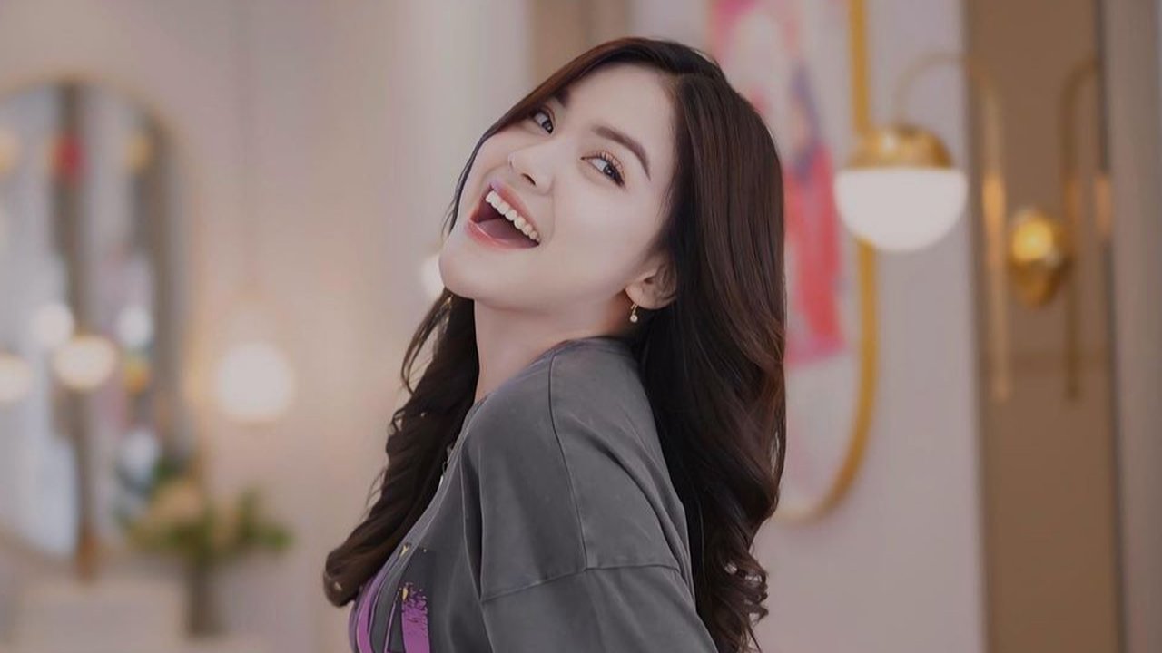 Potret Cantik Dinda Teratu, Penyanyi Dangdut yang Terkenal Lewat Lagu 'Gara-Gara Sebotol'