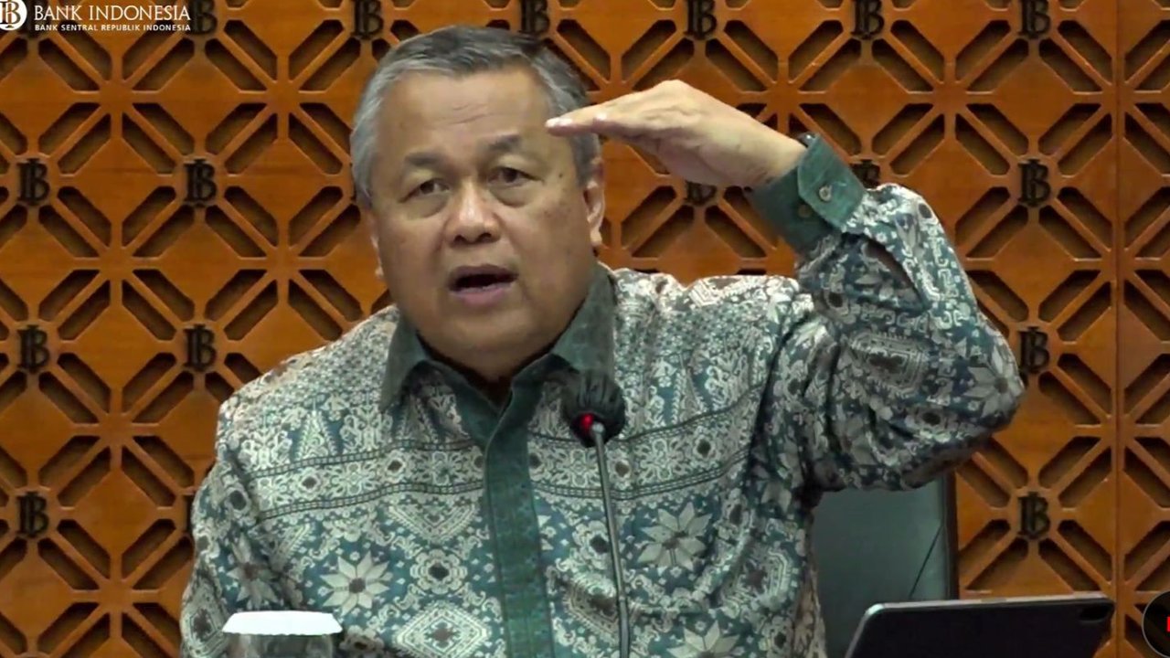 <p>Gubernur Bank Indonesia Perry Warjiyo, dalam konferensi pers Rapat Dewan Gubernur Bank Indonesia Oktober, Kamis (19/10/2023). Perry mengatakan kredit perbankan pada September 2023 tumbuh. (Tira/Liputan6.com)</p>