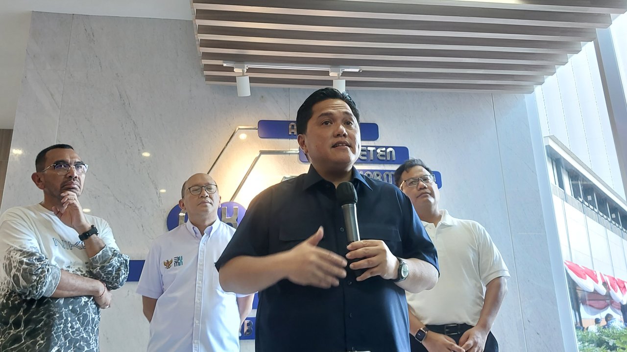<p>Menteri BUMN Erick Thohir di Kementerian BUMN, Selasa (1/8/2023). Erick Thohir mengungkap alasan penunjukkan Rosan Roeslani menjadi Wakil Komisaris Utama Pertamina. (Arief/Liputan6.com)</p>