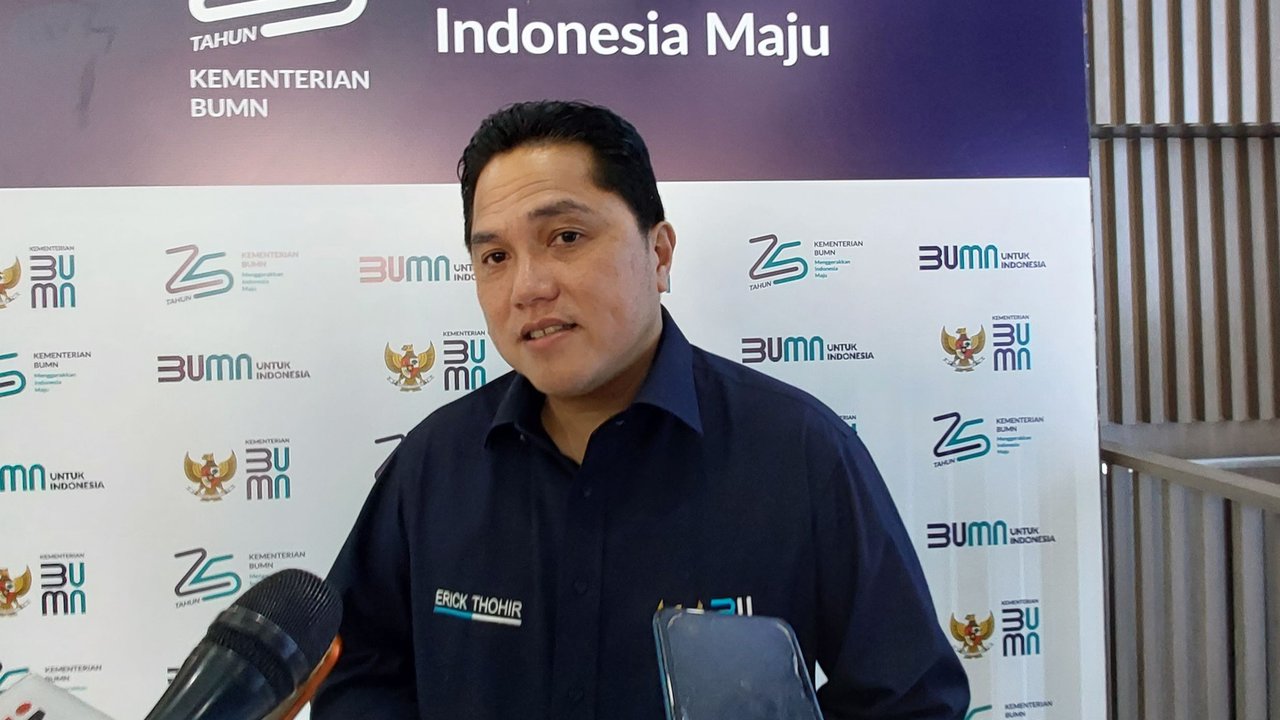 <p>Menteri BUMN Erick Thohir di Kementerian BUMN, Jumat (4/8/2023). Erick Thohir menjamin aspek keselamatan dan kenyamanan penumpang LRT Jabodebek. (Arief/Liputan6.com)</p>