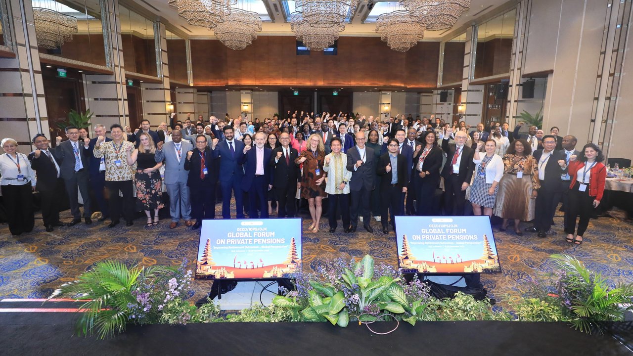 Wakil Ketua Dewan Komisioner OJK, Mirza Adityaswara di Forum Internasional OECD-IOPS