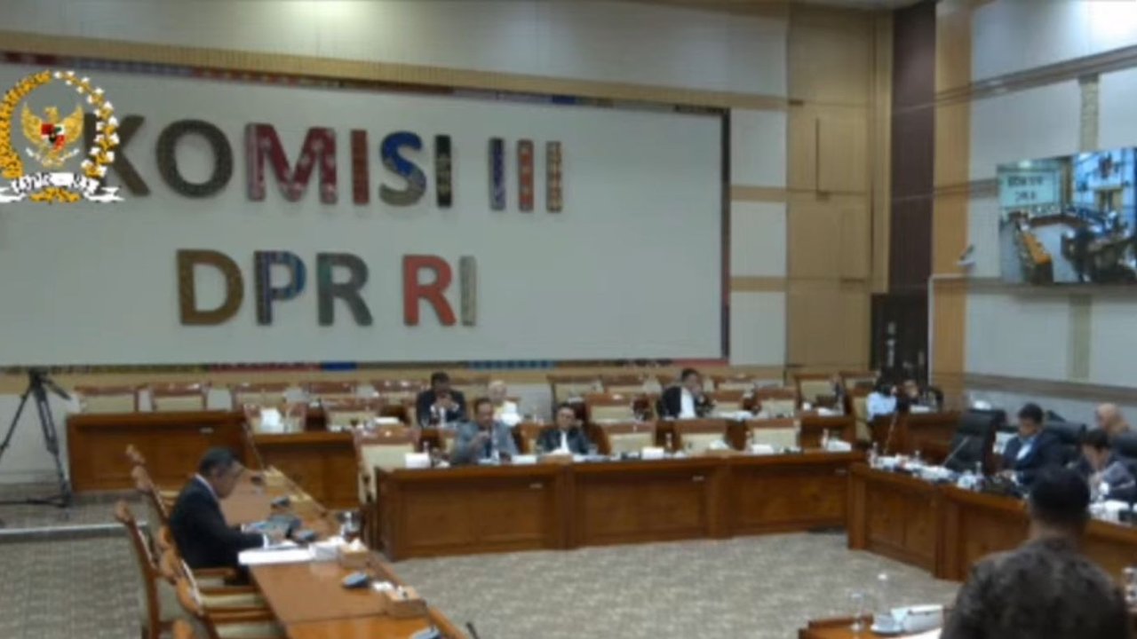 Anggota Dewas KPK Harjono memakai jas hitam berkemeja putih, serta Ketua Harian Kompolnas Benny Mamoto dengan batik coklat mengikuti tes tertulis untuk calon Dewas KPK. (Liputan6.com/ Nanda Perdana Putra)